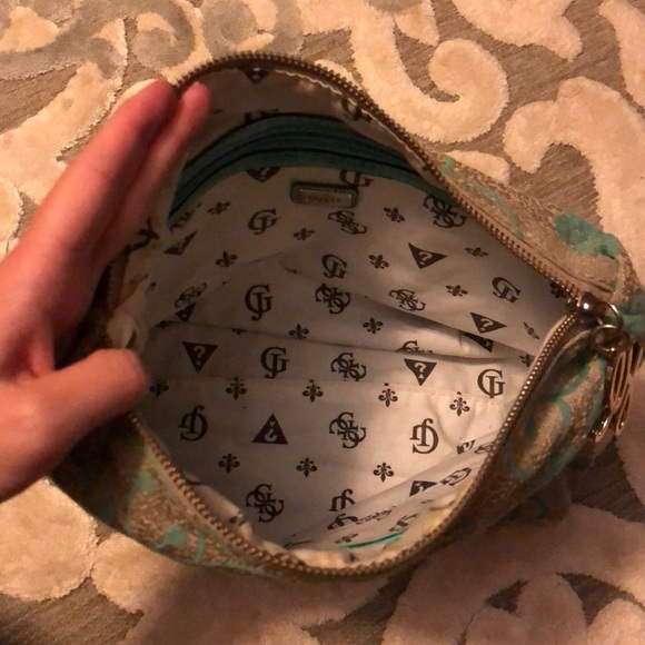 Guess extra large make up bag - Picture 3 of 6